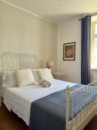 Ein Bett oder Betten in einem Zimmer der Unterkunft Albergo Gargnano