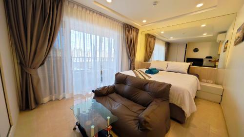 Χώρος καθιστικού στο Studio apartment with swimming pool and sauna near beach
