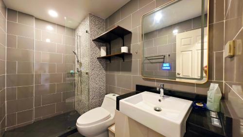 Ένα μπάνιο στο Studio apartment with swimming pool and sauna near beach