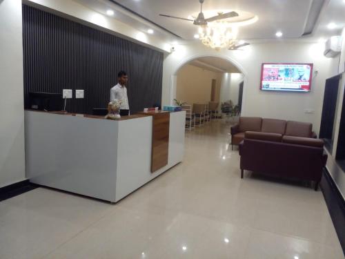 Hotel JPS Palm Innにあるテレビまたはエンターテインメントセンター