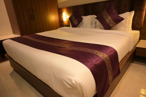 a large bed in a hotel room at Hotel dayss Inn in Varanasi