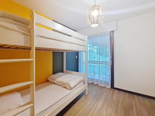 - une chambre avec des lits superposés et une grande fenêtre dans l'établissement Cristal de Roche CI2 CALME & MOUNTAIN 8 Pers, à Châtel