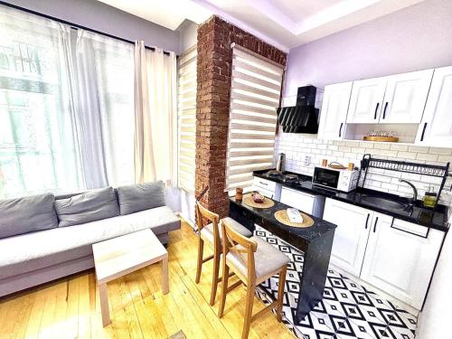 Kuchyň nebo kuchyňský kout v ubytování Taksım Luxurious Ammür Hotel