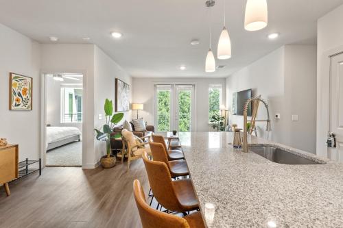 Ruang duduk di Luxury 3-BR Apartment