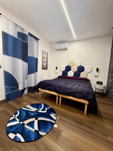 1 dormitorio con 1 cama y alfombra azul y blanca en La casina nei casali Sabina Reatina, en Monteleone Sabino