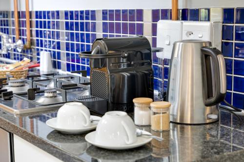 Kemudahan buat kopi dan teh di African Rock Hotel & Spa, a "Boutique Lifestyle Resort"