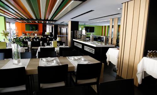 a dining room with tables and chairs and a restaurant at Hotel Metropolis in Andorra la Vella