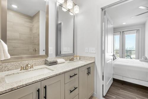 Baño blanco con lavabo y bañera en Beautiful 3 bedroom oasis close to downtown, en Austin
