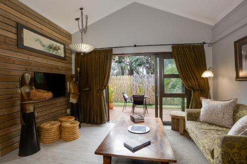 Televisyen dan/atau pusat hiburan di African Rock Hotel & Spa, a "Boutique Lifestyle Resort"