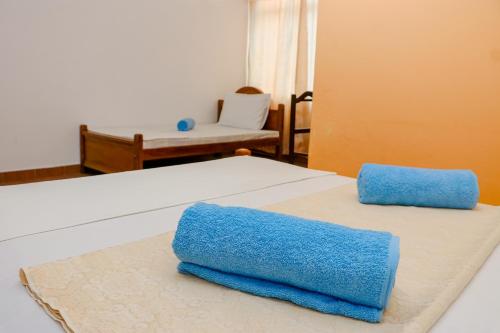 Una cama o camas en una habitación de Caritas Rest
