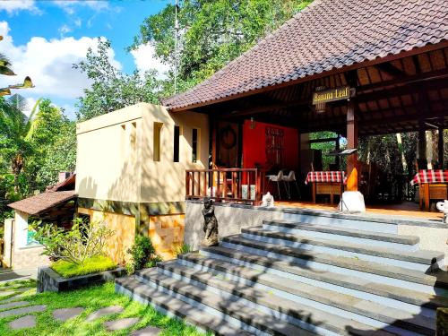 Bangunan di mana terletaknya vila ini