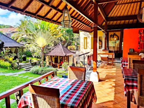 Taman di luar Villa Nirvana