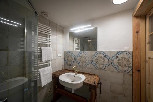 a bathroom with a sink and a shower and a mirror at Osada Dębno 
