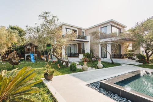 a house with a swimming pool in the yard at Giardino Lux Apartments in Ulcinj