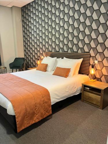 a bedroom with a large bed and a table at Hotel restaurant De Roode Leeuw in Terborg