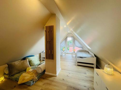 プレローにあるPrerower Ferienwohnungの屋根裏部屋(ソファ、ベッド付)
