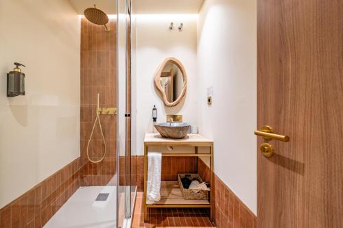 a bathroom with a shower and a sink at Hostal Ambos Mundos in Barcelona