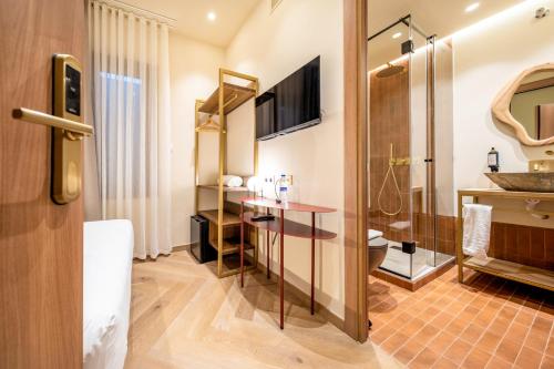 a bathroom with a sink and a toilet and a shower at Hostal Ambos Mundos in Barcelona