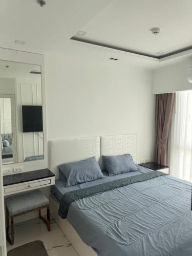 a bedroom with a bed and a mirror at Empire Tower Suite - Luxe 1BR near the Beach in Jomtien Beach