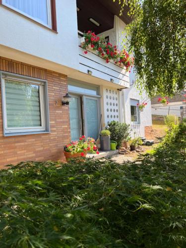 a house with flowers on the side of it at Kirchheim Hessen in Kirchheim