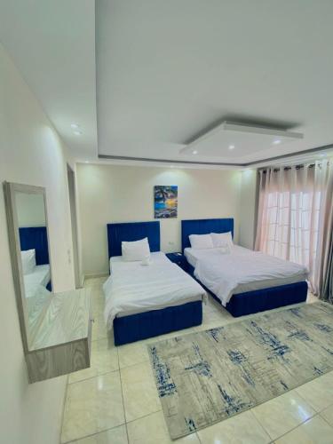 Postel nebo postele na pokoji v ubytování Noya Pyramids Inn