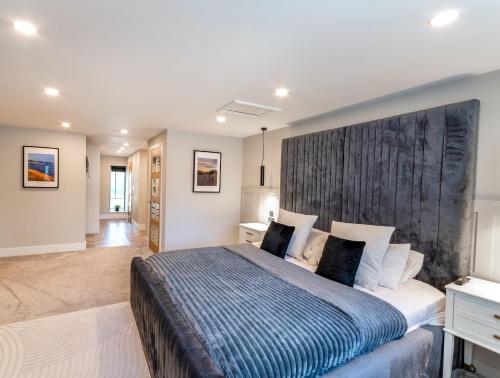 Φωτογραφία από το άλμπουμ του 5 Bed Villa-Sleeps 10-Hot Tub-Bar & Pool table στο Ντονκάστερ