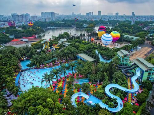 een luchtzicht op een waterpark met een zwembad bij Vina Home in Ho Chi Minh-stad