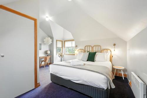 a bedroom with a large bed and a mirror at Countryside Escape Near Margate Village in Margate