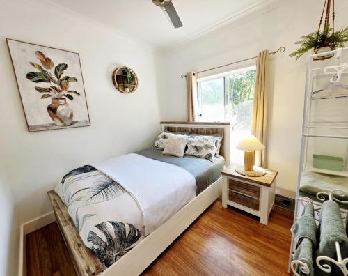 una camera da letto con un letto e una finestra di Alena Star Villa, Luxury, Position, AC and Pool a Cape Tribulation