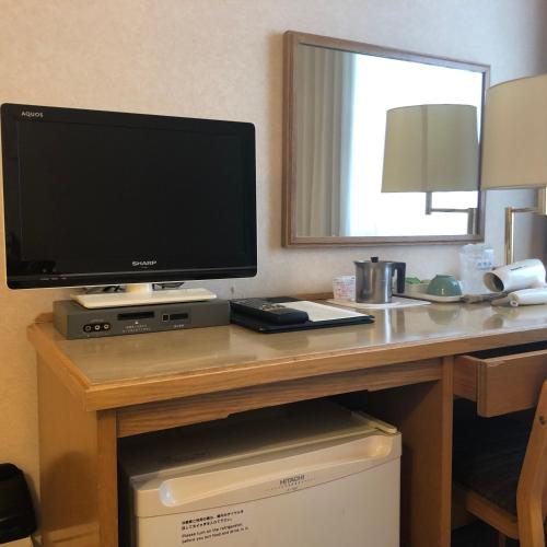 Una televisión o centro de entretenimiento en 小山グランドホテル
