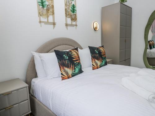 a bedroom with two beds and a mirror at Aspen Boutique in Windermere