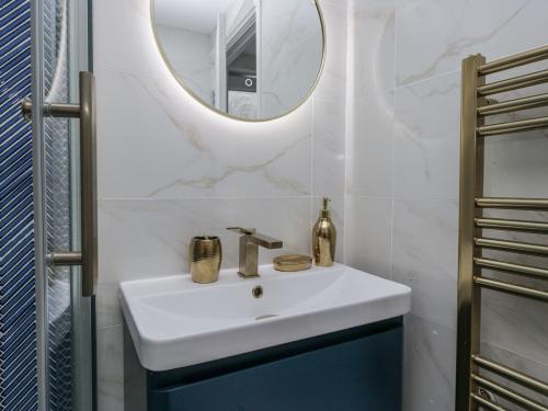 a bathroom with a sink and a mirror at Aspen Boutique in Windermere