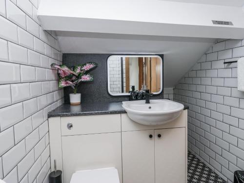 a bathroom with a sink and a mirror at Aspen Boutique in Windermere