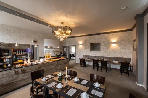 a restaurant with tables and chairs and a bar at Parkhotel FRITZ am Brunnen in Schwelm