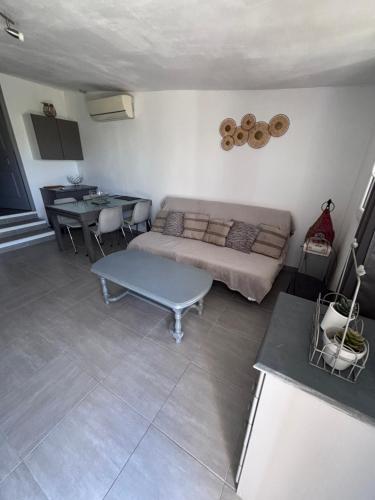 un salon avec un canapé et une table dans l'établissement Le pavé, à Gordes