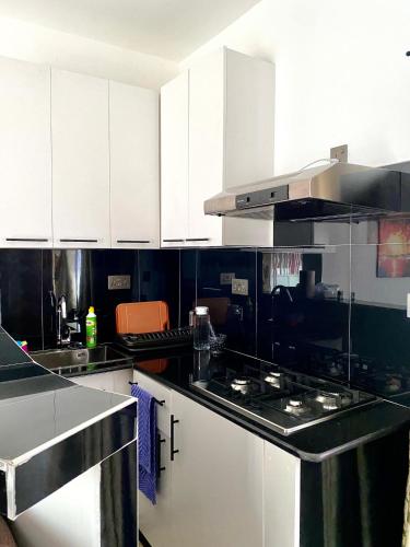 Dapur atau dapur kecil di Magenta Apartment