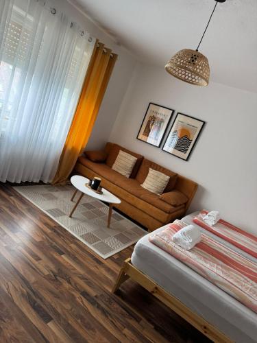 a living room with a couch and a table at Main Weindorf Unterkunft in Sulzfeld am Main