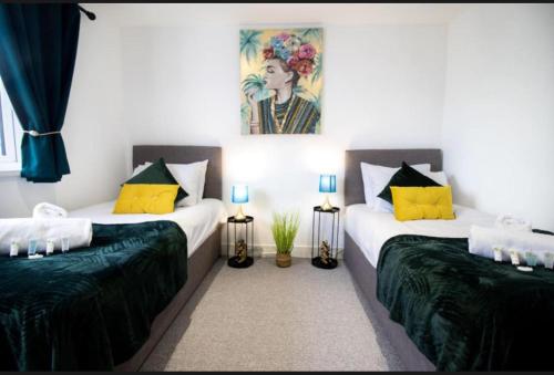 two beds in a room with at Spacious contactor family Apartment in Swindon