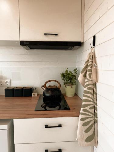 a tea kettle on a counter in a kitchen at Horyzont Spokoju in Podobin
