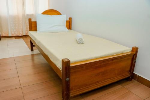Una cama o camas en una habitación de Caritas Rest