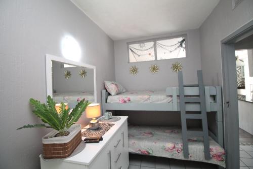 Una cama o camas en una habitación de Uvongo Cabanas 10A