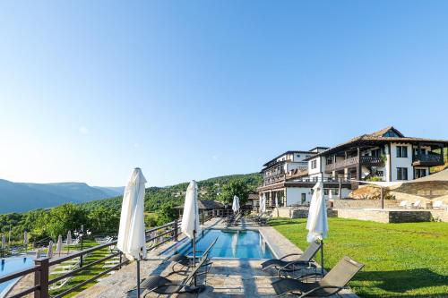 Piscina a Hotel Leshten o a prop