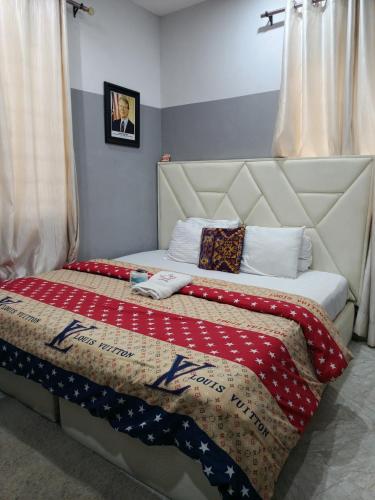 Ένα ή περισσότερα κρεβάτια σε δωμάτιο στο Americana Hotel