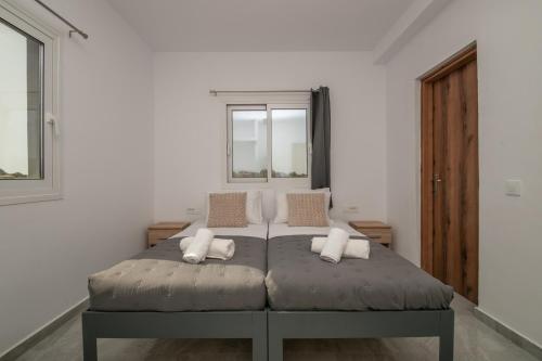Un dormitorio con una cama grande con dos almohadas. en Elhasa Laganas Villa BY "ELITE", en Laganas
