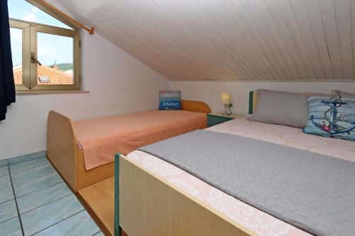 Ένα ή περισσότερα κρεβάτια σε δωμάτιο στο Apartments with WiFi Crikvenica - 5555
