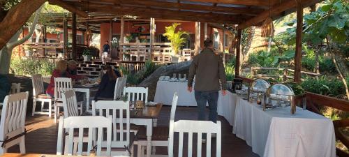 Restaurant ou autre lieu de restauration dans l'établissement Lidwala Lodge