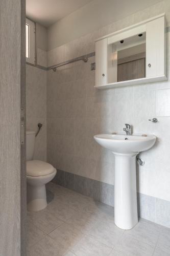 Un baño de Lemonia Accommodations