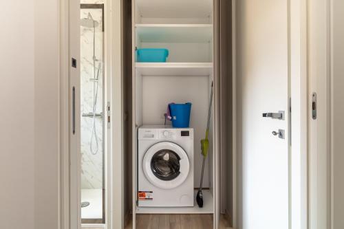 a laundry room with a washer and dryer at Palladio13 in San Benedetto del Tronto