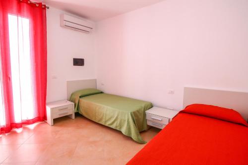 Un pat sau paturi într-o cameră la Family Suite Porto Vecchio