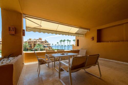 Sea-view luxurious apartment on the beach of Etepona